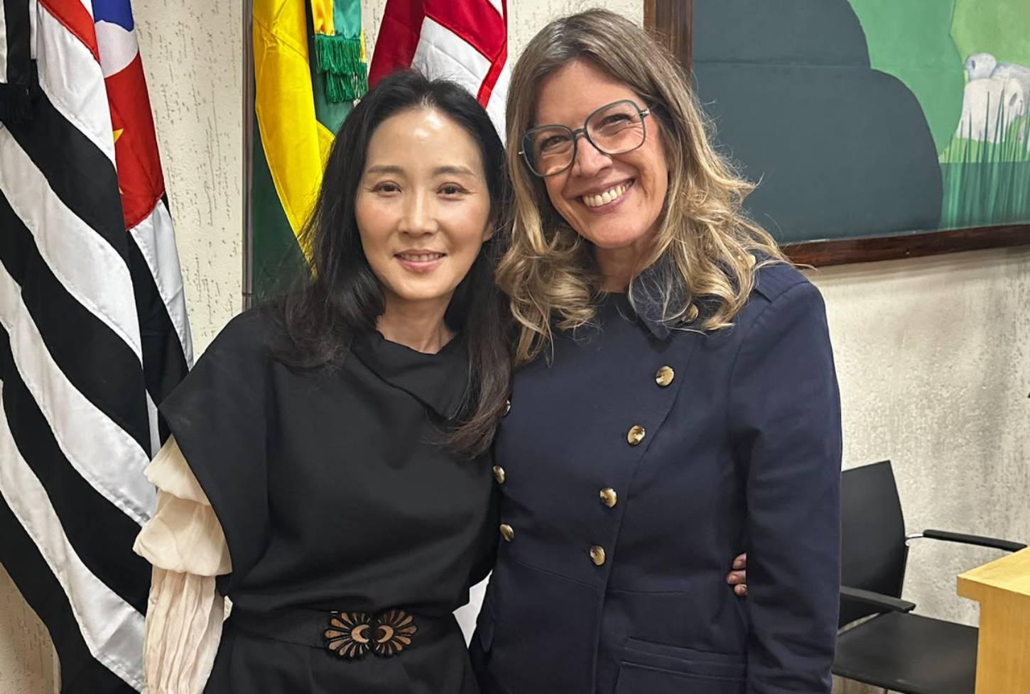 Laís Barros e a artista Bao Aram protagonizam o Prêmio Mulheres & Histórias ao lado da vereadora Edir Sales na Câmara Municipal de São Paulo
