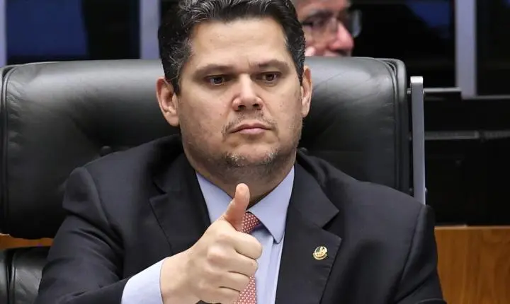 Alcolumbre sugere “melhorar” 6x1 e quer passar PEC por comissões