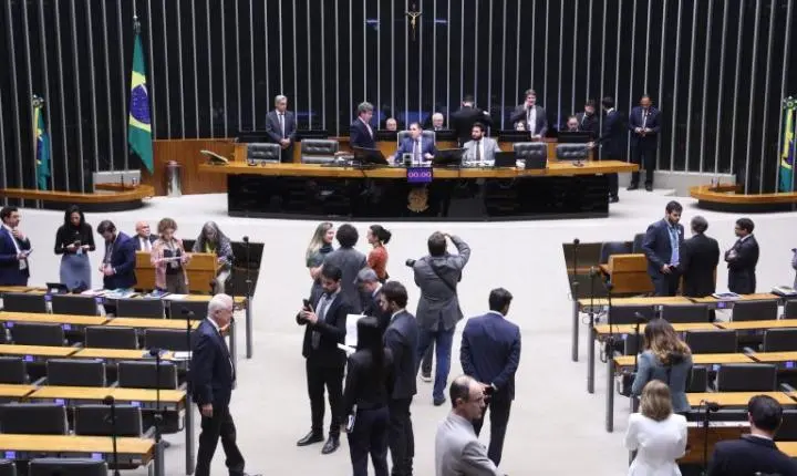 Deputados analisam requerimentos de urgência em Plenário; acompanhe